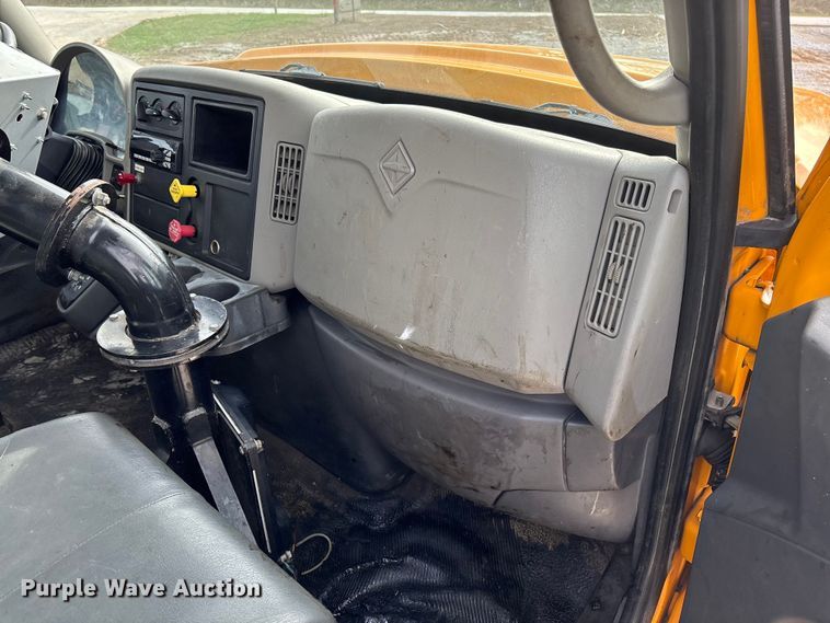 image for item FB3234 2008 International 7400 oil distributor truck