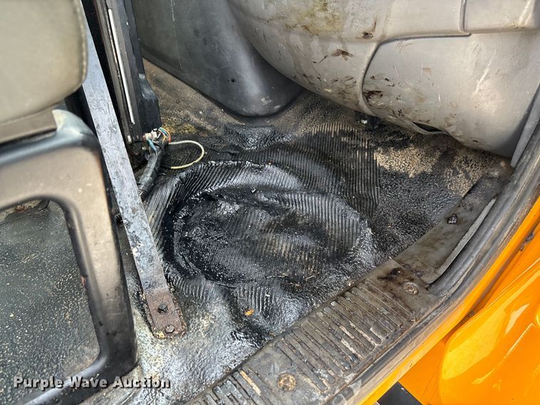 image for item FB3234 2008 International 7400 oil distributor truck