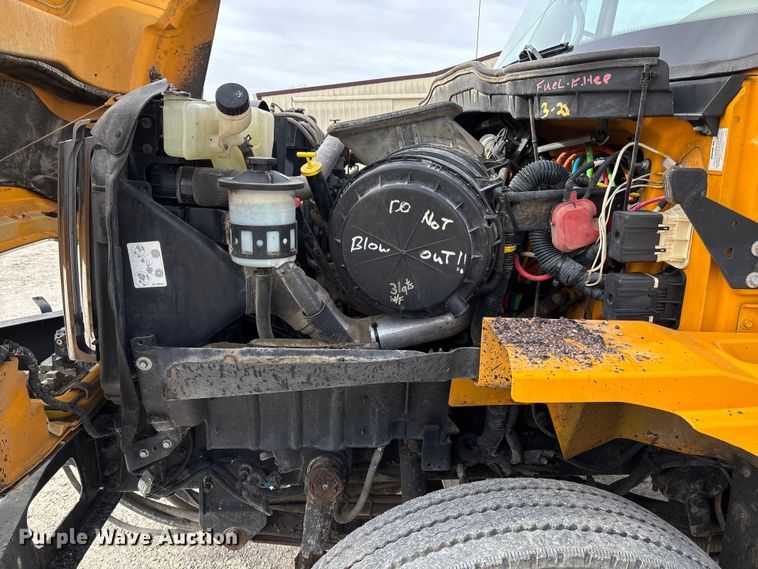 image for item FB3234 2008 International 7400 oil distributor truck