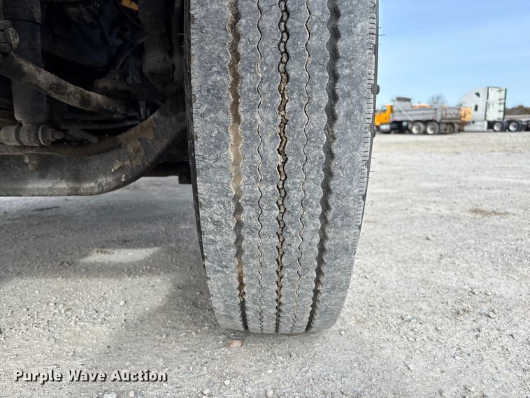 image for item FB3234 2008 International 7400 oil distributor truck