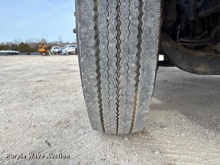 image for item FB3234 2008 International 7400 oil distributor truck