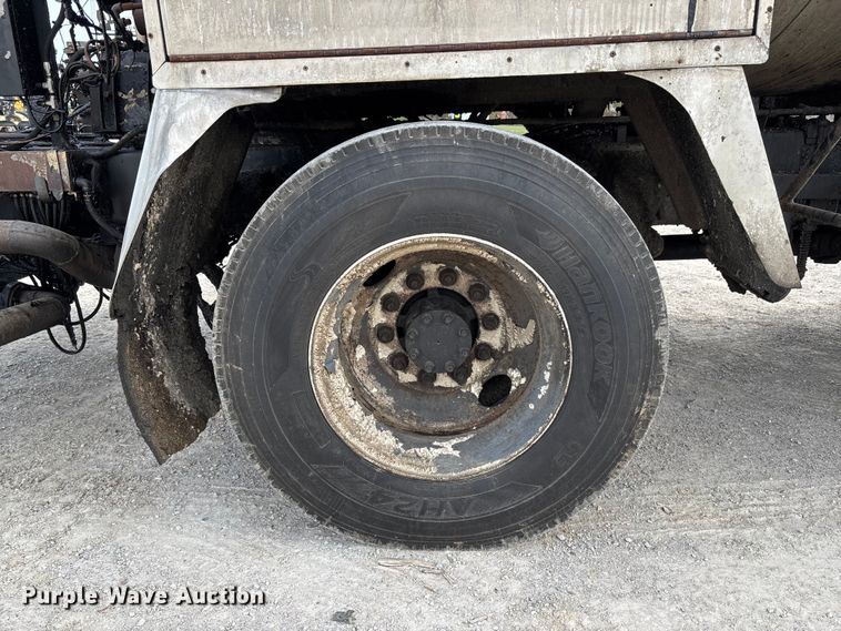 image for item FB3234 2008 International 7400 oil distributor truck