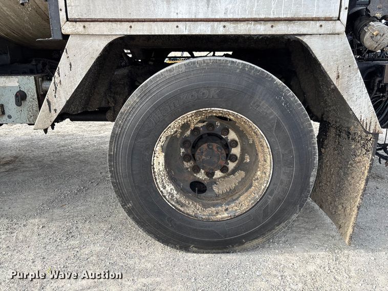 image for item FB3234 2008 International 7400 oil distributor truck