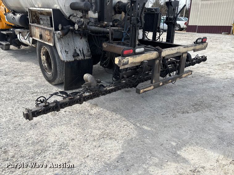 image for item FB3234 2008 International 7400 oil distributor truck