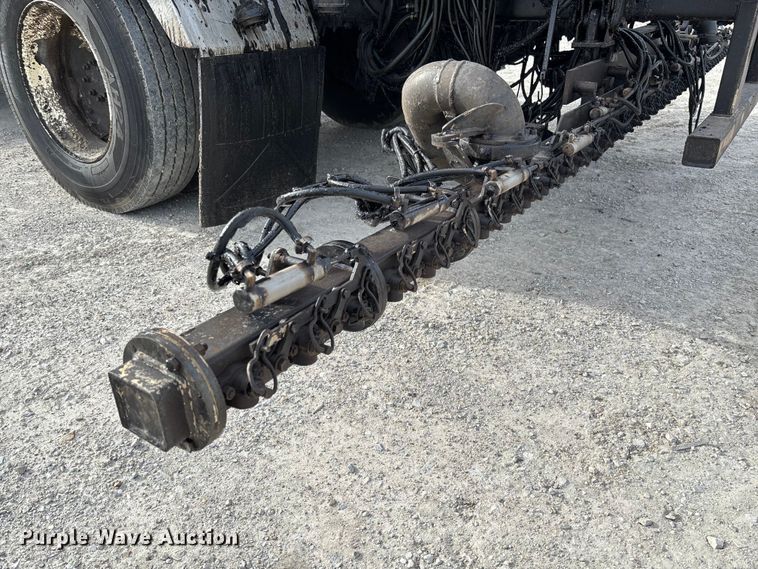 image for item FB3234 2008 International 7400 oil distributor truck