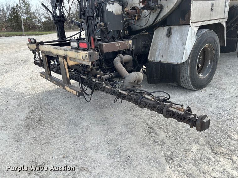 image for item FB3234 2008 International 7400 oil distributor truck