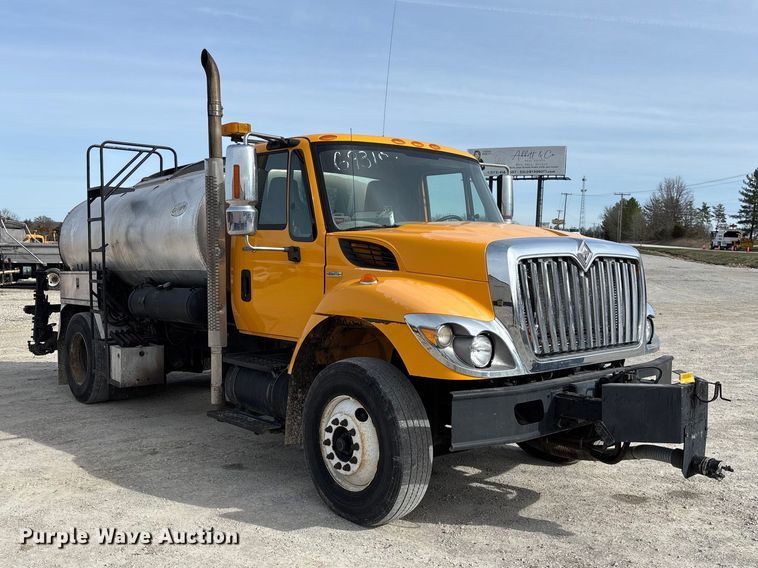 image for item FB3235 2008 International 7400 oil distributor truck