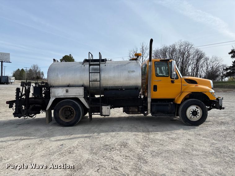 image for item FB3235 2008 International 7400 oil distributor truck