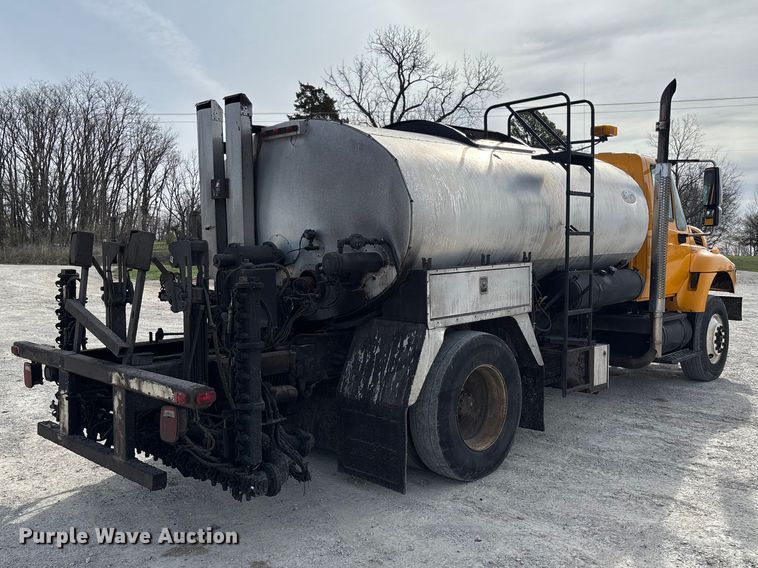 image for item FB3235 2008 International 7400 oil distributor truck