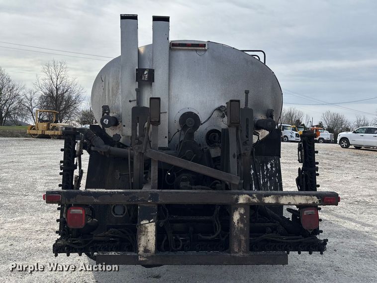 image for item FB3235 2008 International 7400 oil distributor truck