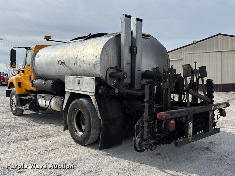 image for item FB3235 2008 International 7400 oil distributor truck