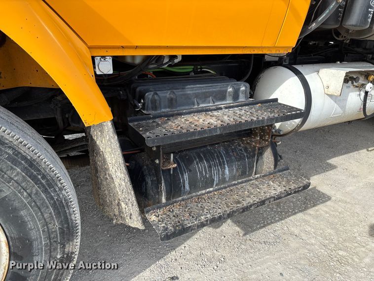 image for item FB3235 2008 International 7400 oil distributor truck