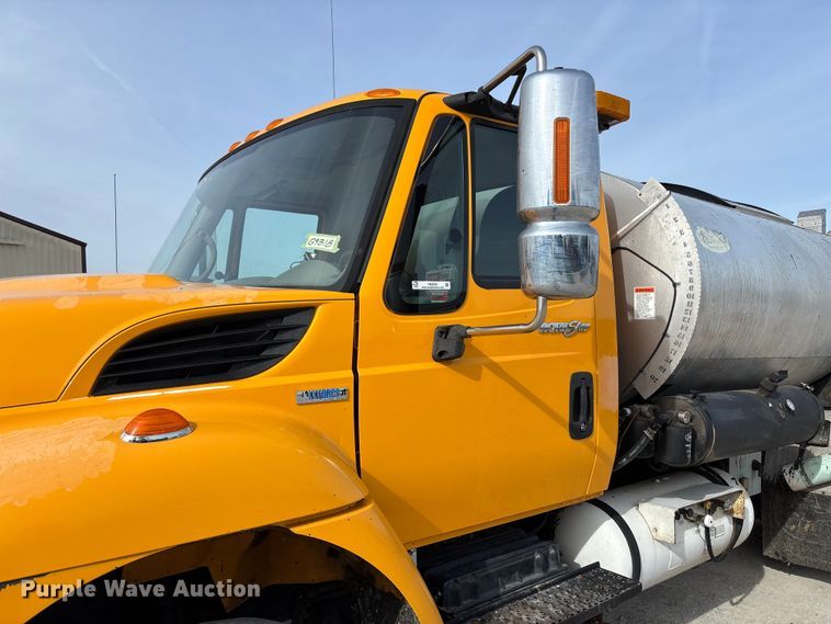 image for item FB3235 2008 International 7400 oil distributor truck