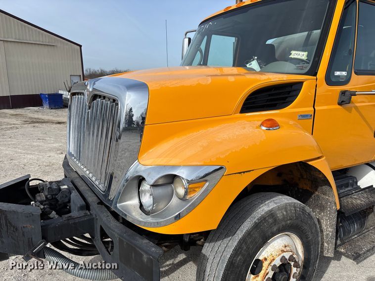 image for item FB3235 2008 International 7400 oil distributor truck