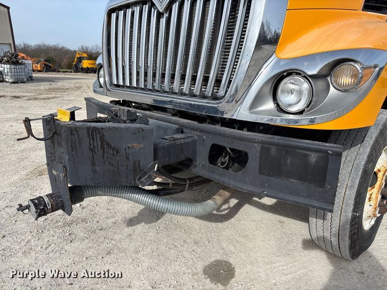 image for item FB3235 2008 International 7400 oil distributor truck