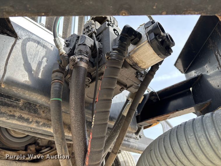 image for item FB3235 2008 International 7400 oil distributor truck