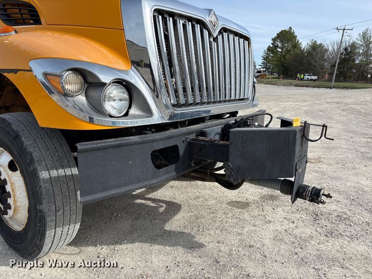 image for item FB3235 2008 International 7400 oil distributor truck