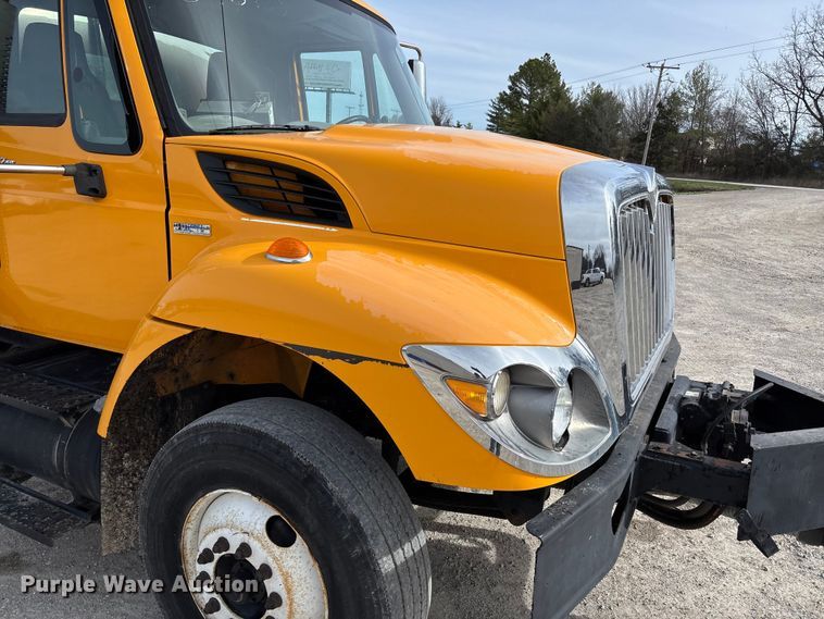 image for item FB3235 2008 International 7400 oil distributor truck