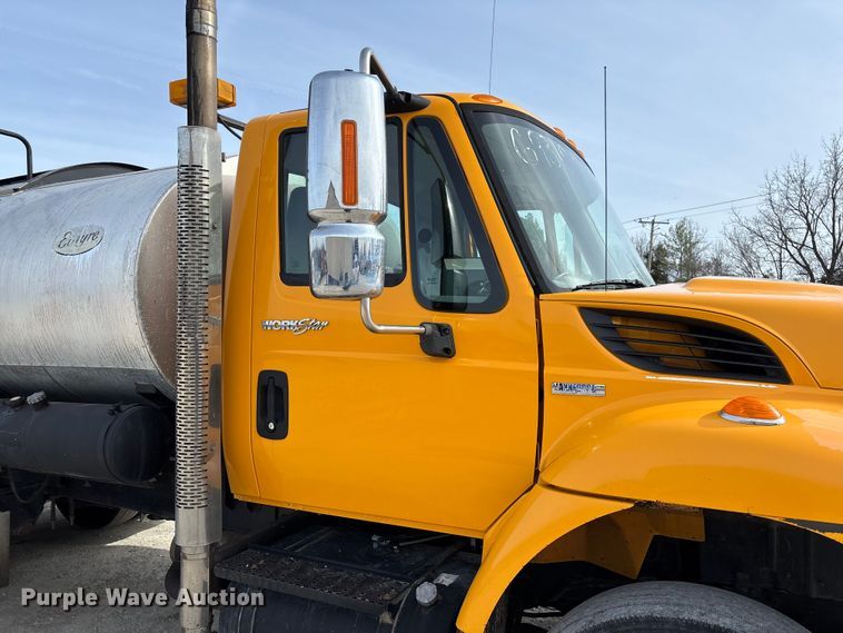 image for item FB3235 2008 International 7400 oil distributor truck