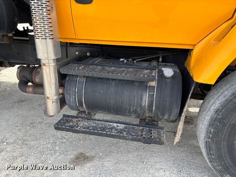 image for item FB3235 2008 International 7400 oil distributor truck