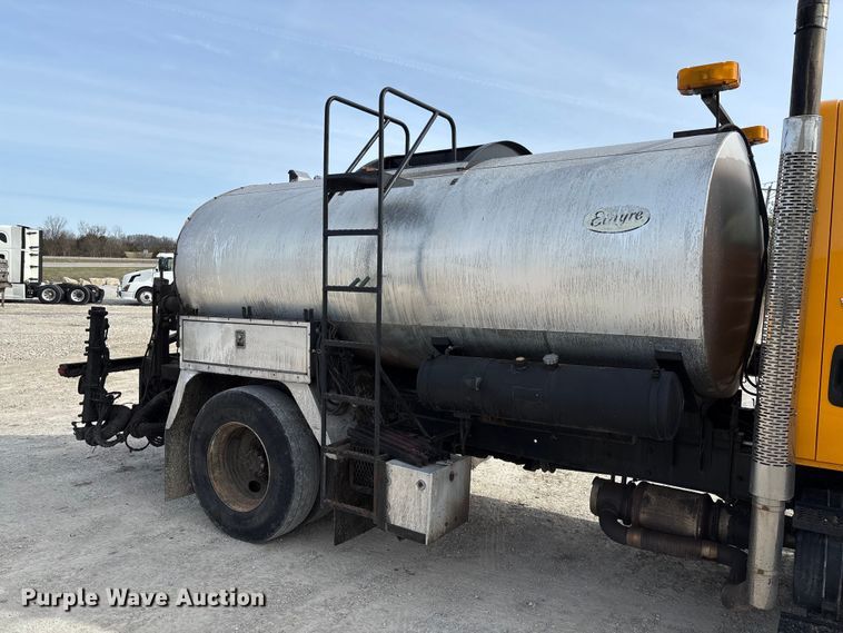 image for item FB3235 2008 International 7400 oil distributor truck