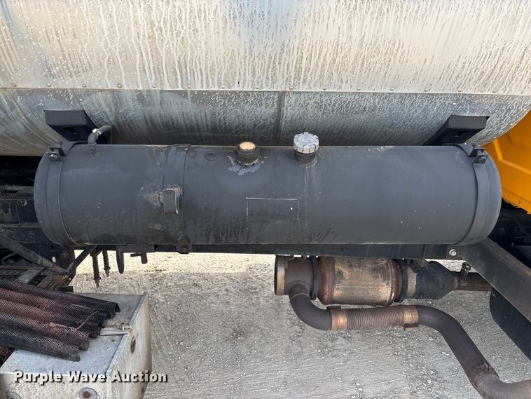 image for item FB3235 2008 International 7400 oil distributor truck