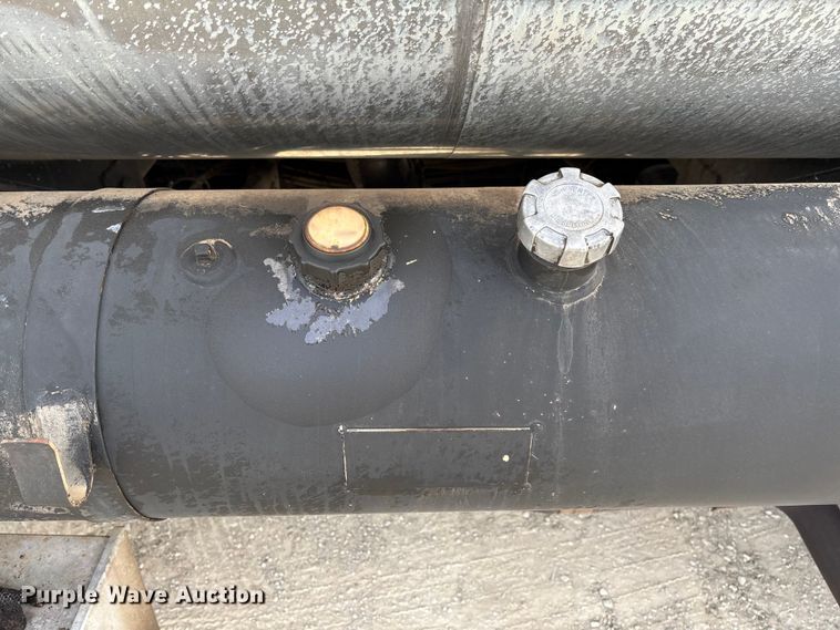 image for item FB3235 2008 International 7400 oil distributor truck