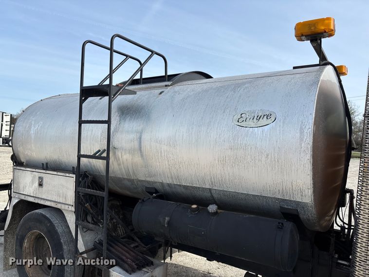 image for item FB3235 2008 International 7400 oil distributor truck