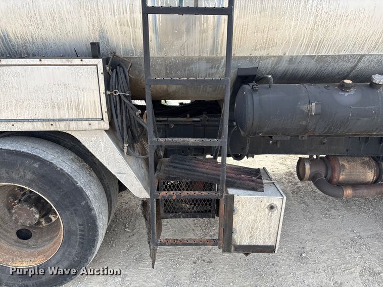 image for item FB3235 2008 International 7400 oil distributor truck