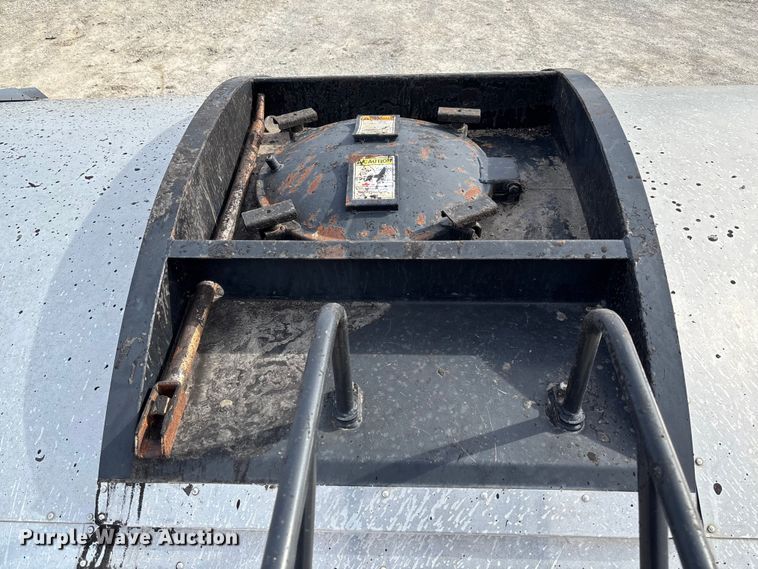 image for item FB3235 2008 International 7400 oil distributor truck