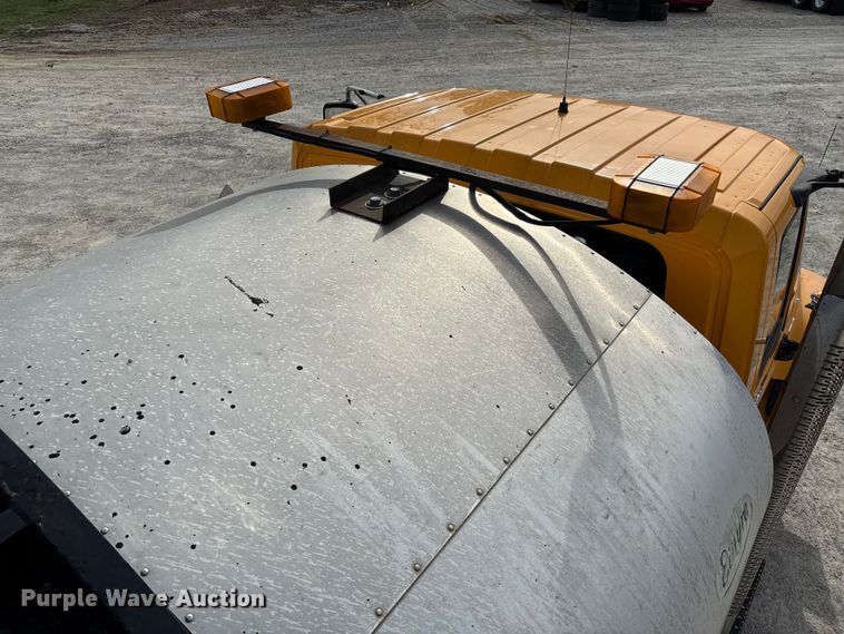 image for item FB3235 2008 International 7400 oil distributor truck