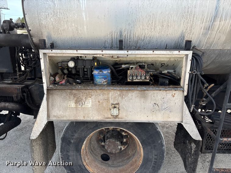 image for item FB3235 2008 International 7400 oil distributor truck