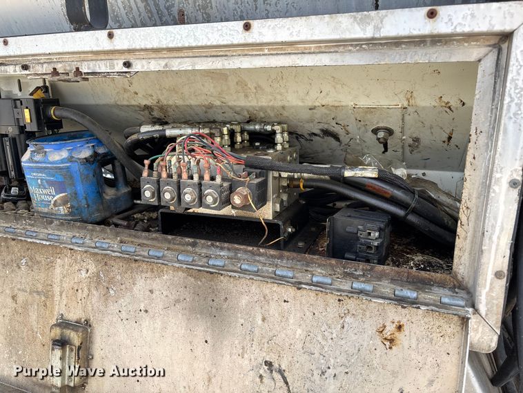 image for item FB3235 2008 International 7400 oil distributor truck