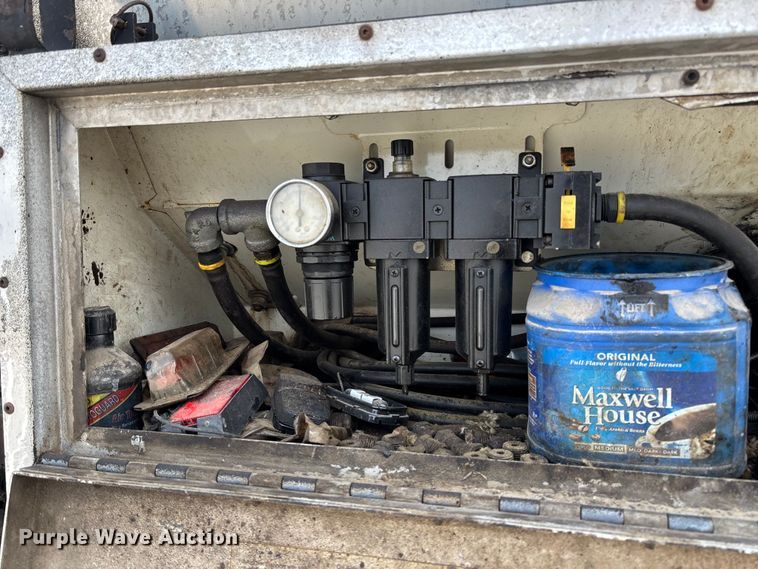 image for item FB3235 2008 International 7400 oil distributor truck