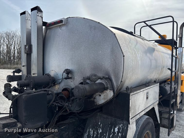 image for item FB3235 2008 International 7400 oil distributor truck