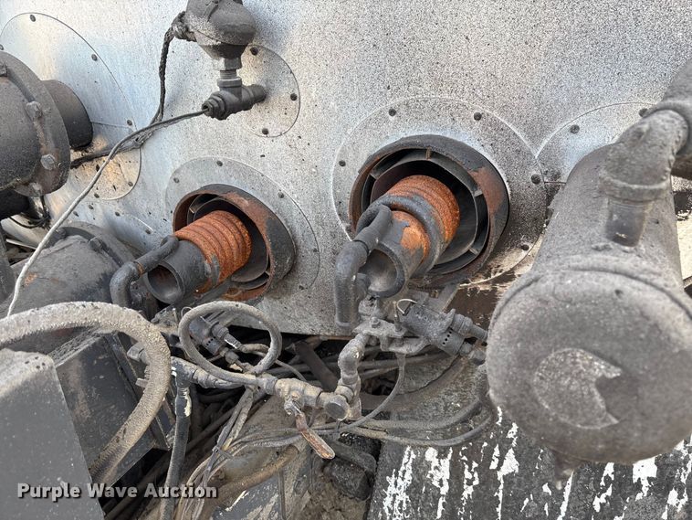 image for item FB3235 2008 International 7400 oil distributor truck