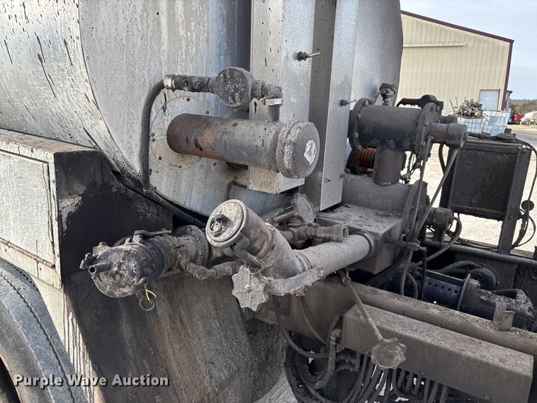 image for item FB3235 2008 International 7400 oil distributor truck