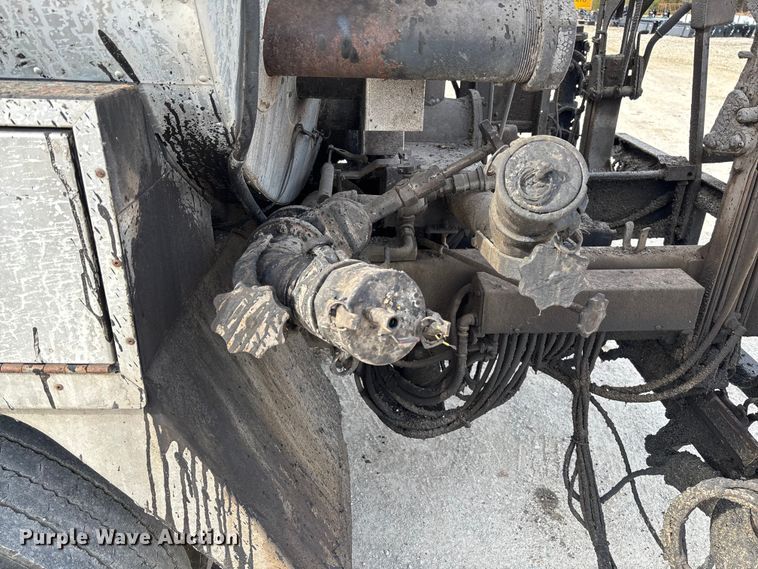 image for item FB3235 2008 International 7400 oil distributor truck