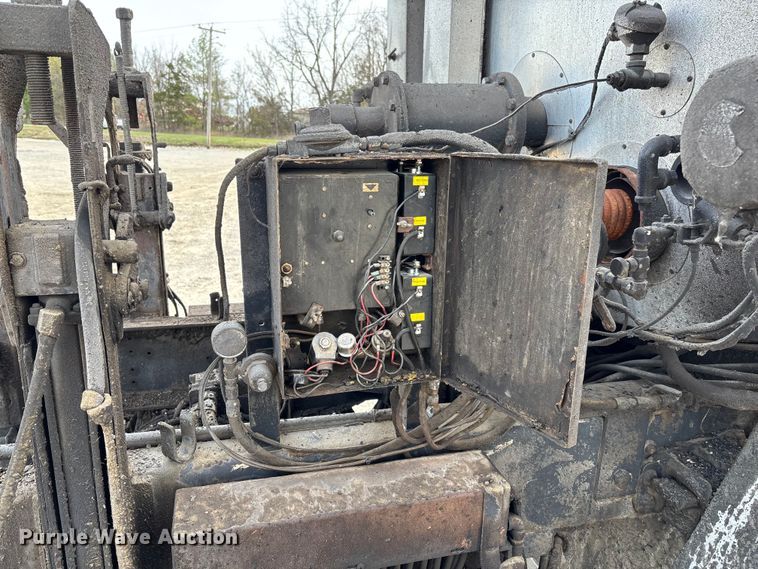 image for item FB3235 2008 International 7400 oil distributor truck