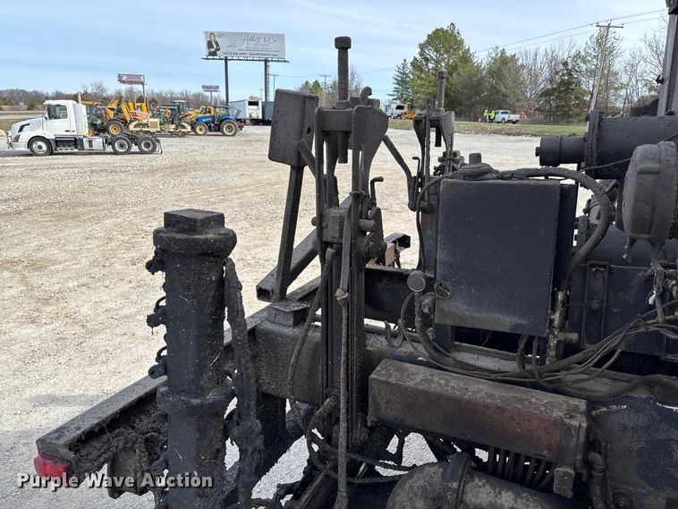 image for item FB3235 2008 International 7400 oil distributor truck