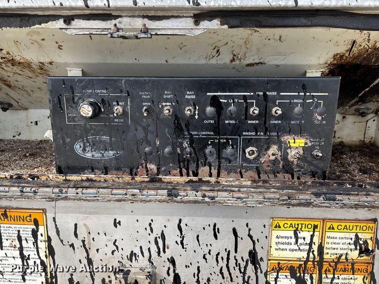 image for item FB3235 2008 International 7400 oil distributor truck