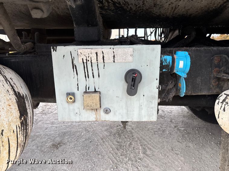 image for item FB3235 2008 International 7400 oil distributor truck