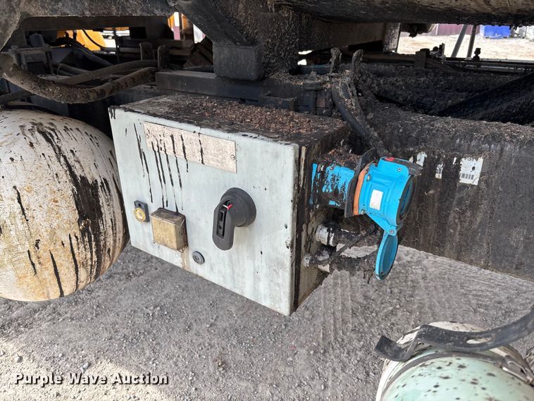 image for item FB3235 2008 International 7400 oil distributor truck