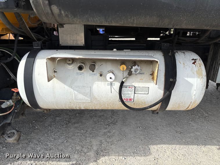 image for item FB3235 2008 International 7400 oil distributor truck