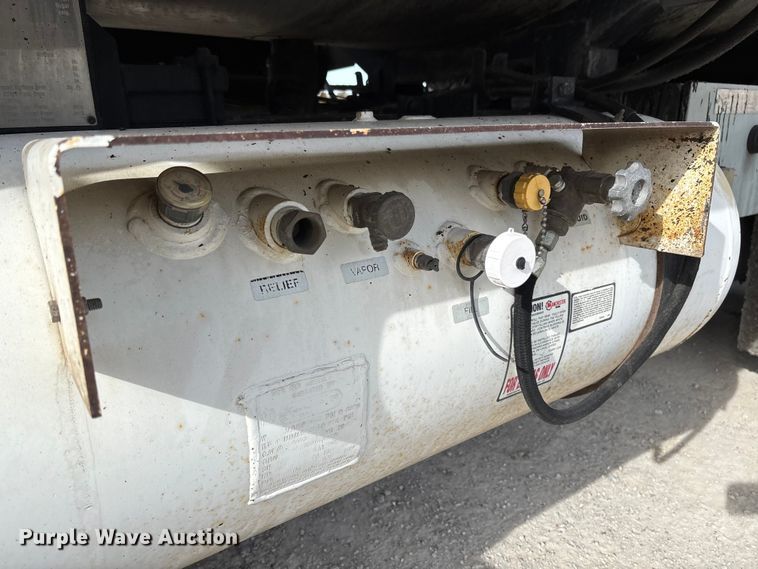 image for item FB3235 2008 International 7400 oil distributor truck