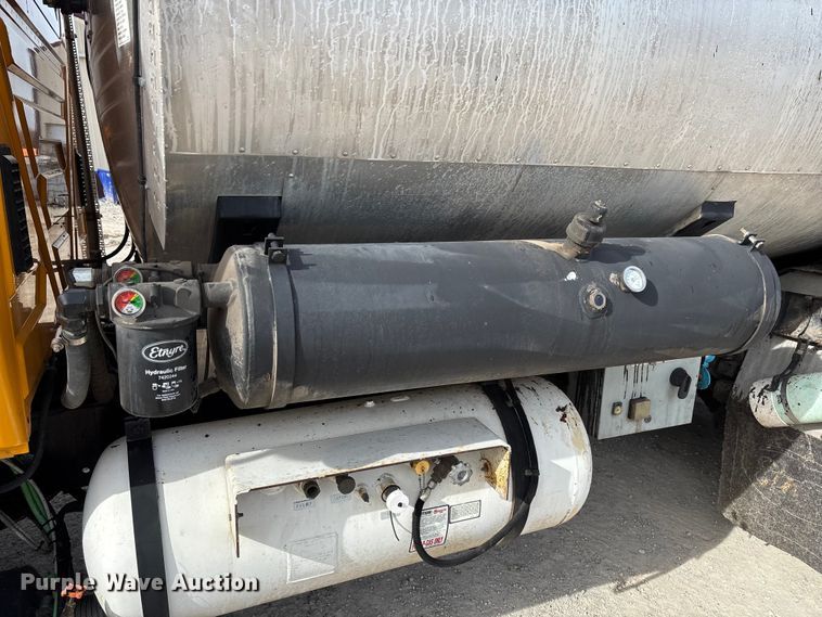 image for item FB3235 2008 International 7400 oil distributor truck