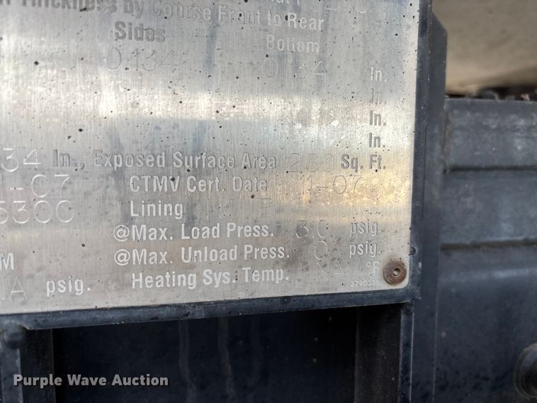 image for item FB3235 2008 International 7400 oil distributor truck