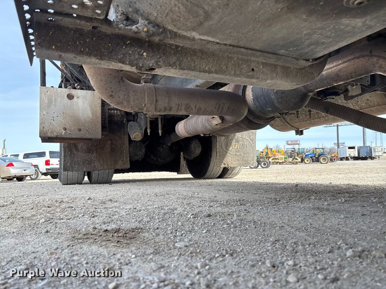 image for item FB3235 2008 International 7400 oil distributor truck