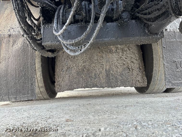 image for item FB3235 2008 International 7400 oil distributor truck