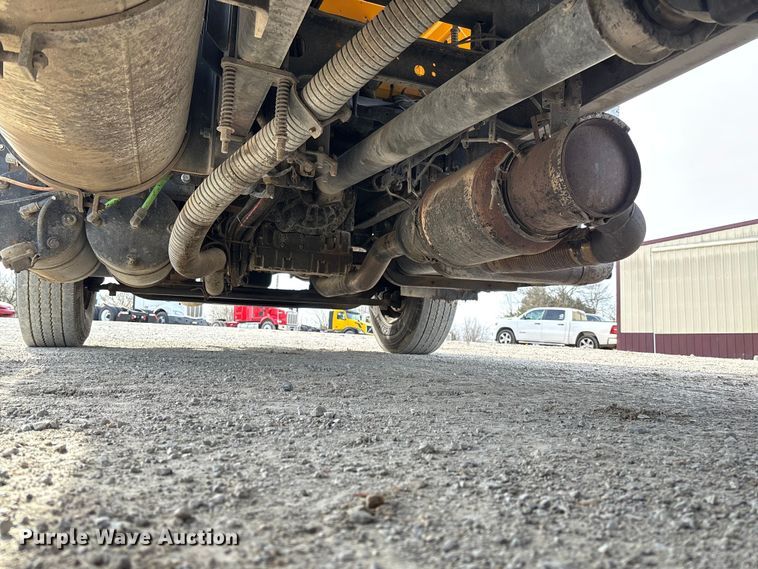 image for item FB3235 2008 International 7400 oil distributor truck